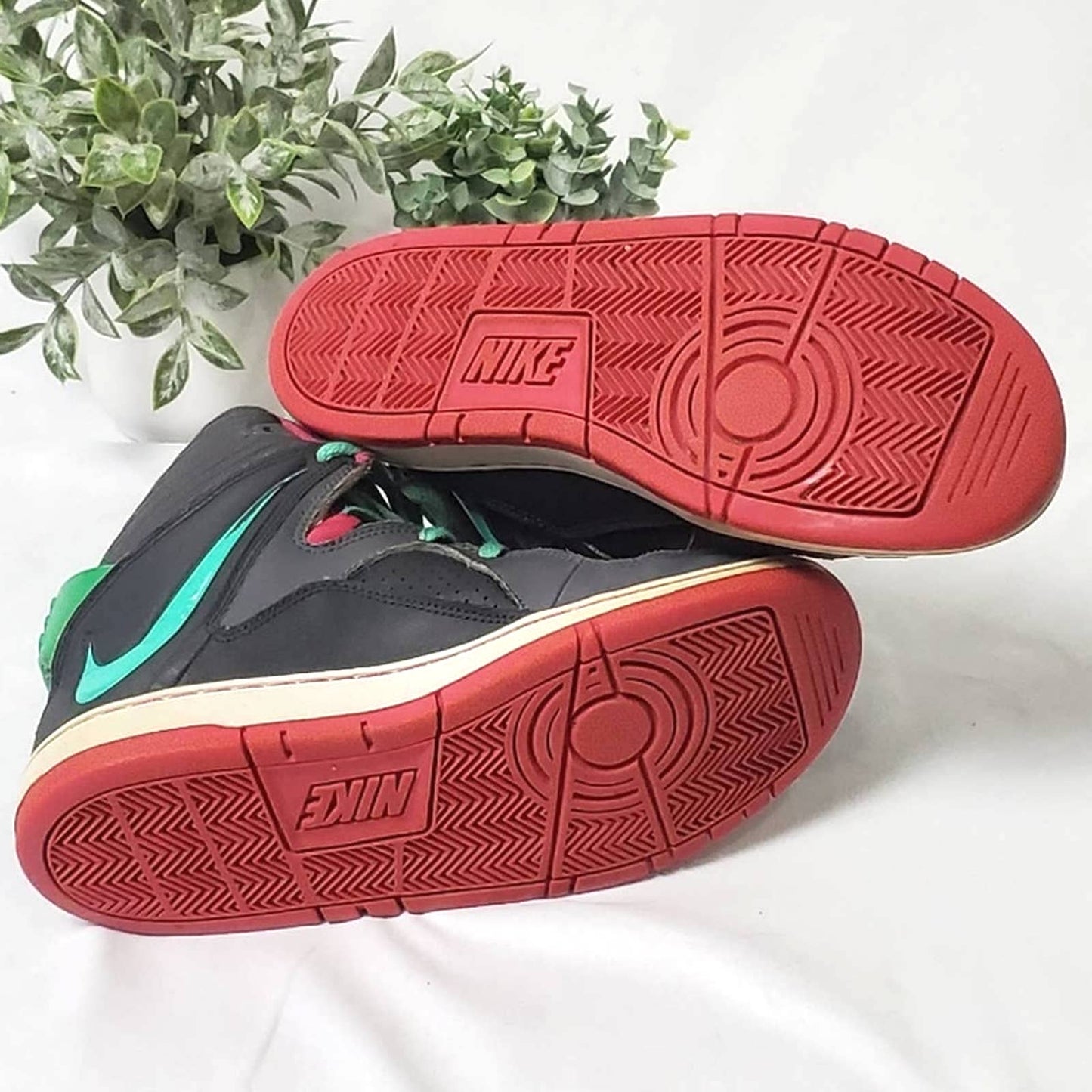 Nike ‘Court Invader’ High Top Basketball Sneakers - 5Y
