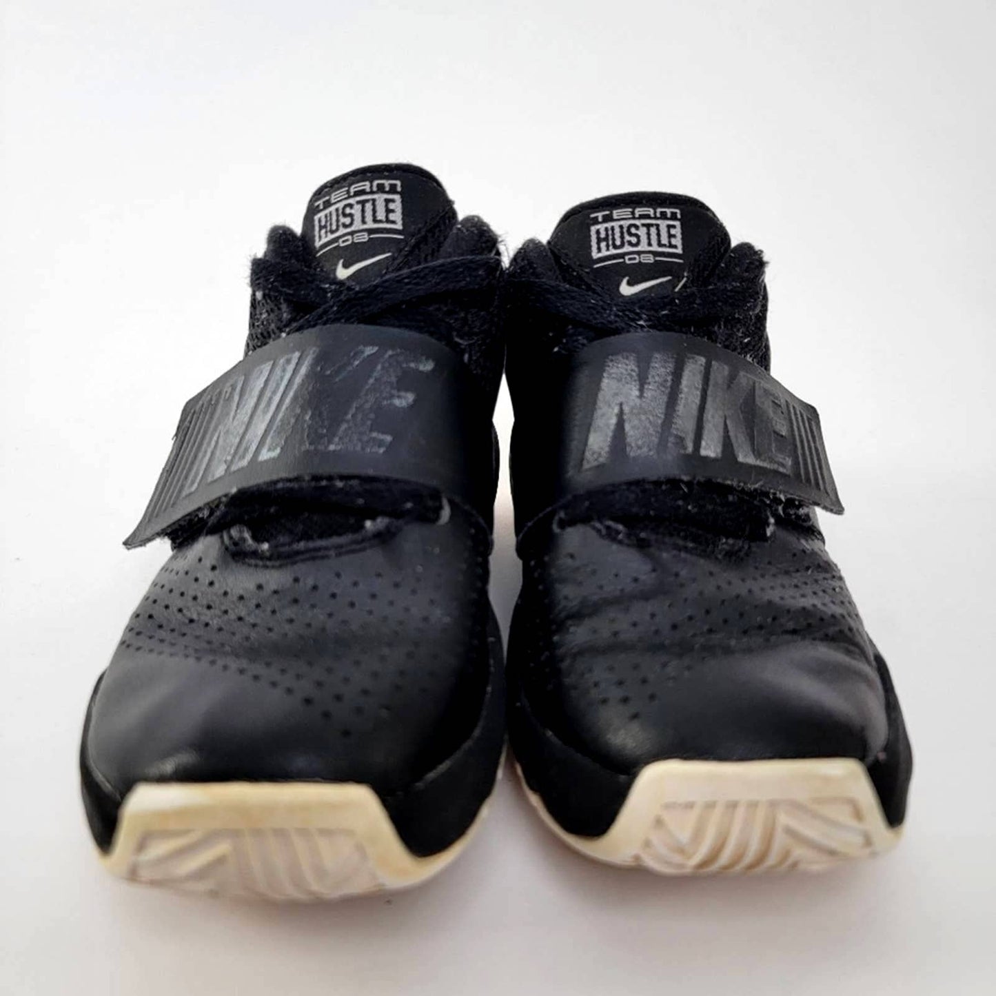 Nike Team Hustle D 8 (GS) Youth Athletic Shoes
