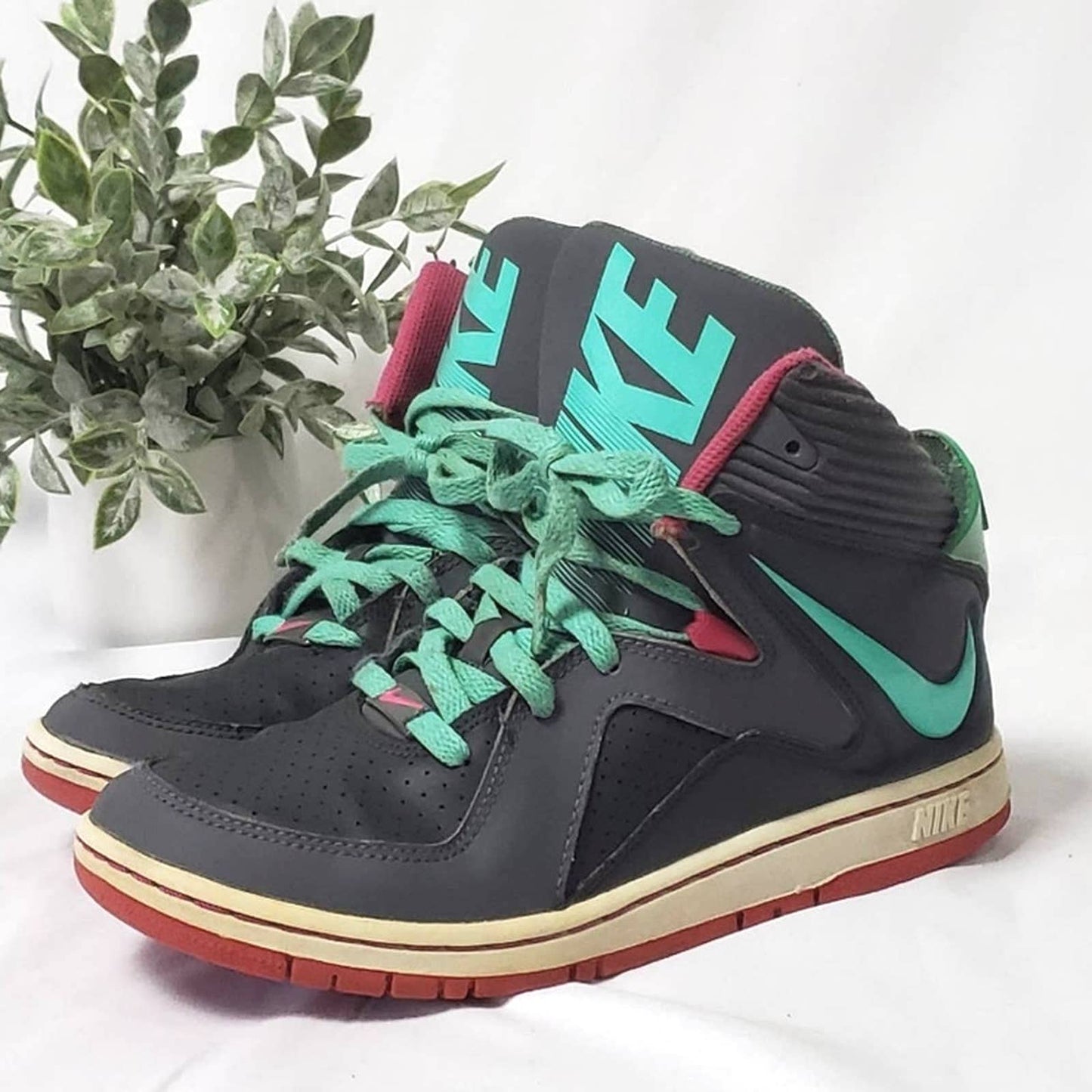 Nike ‘Court Invader’ High Top Basketball Sneakers - 5Y