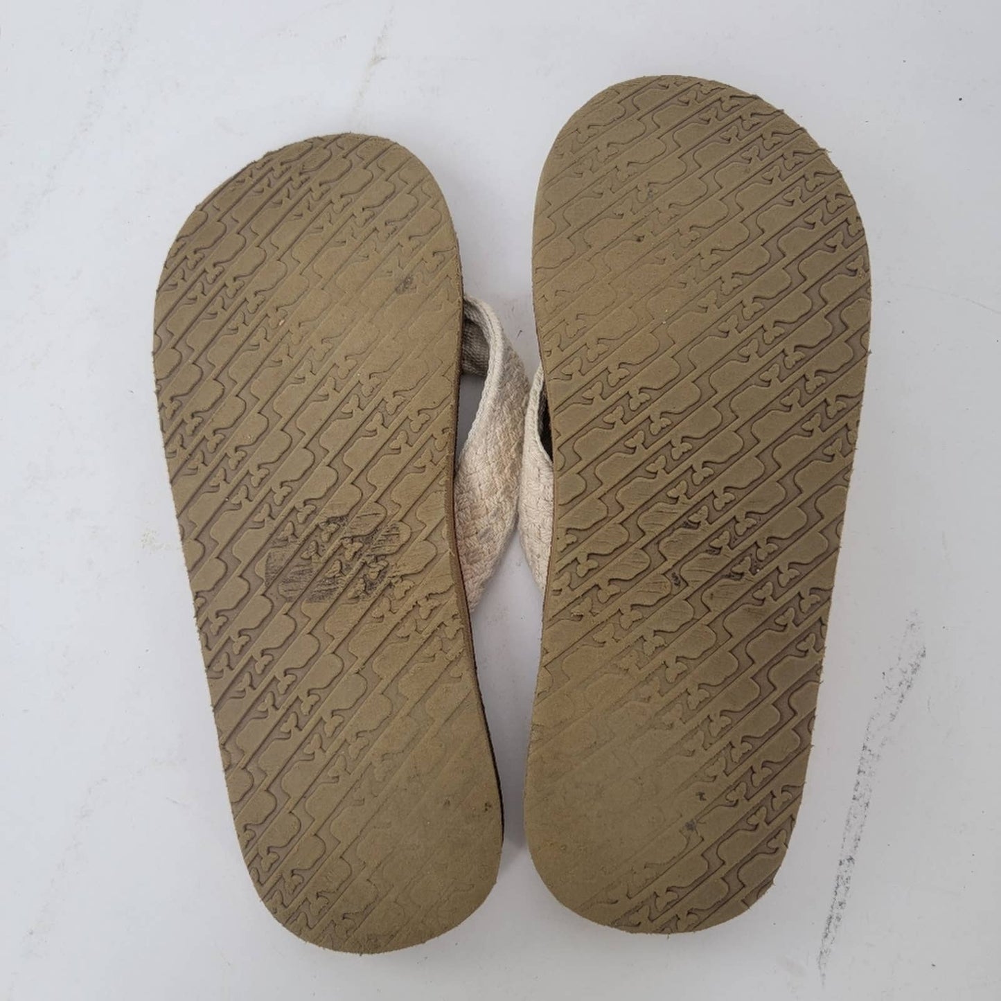 Vineyard Vines Leather Flip Flops - 9