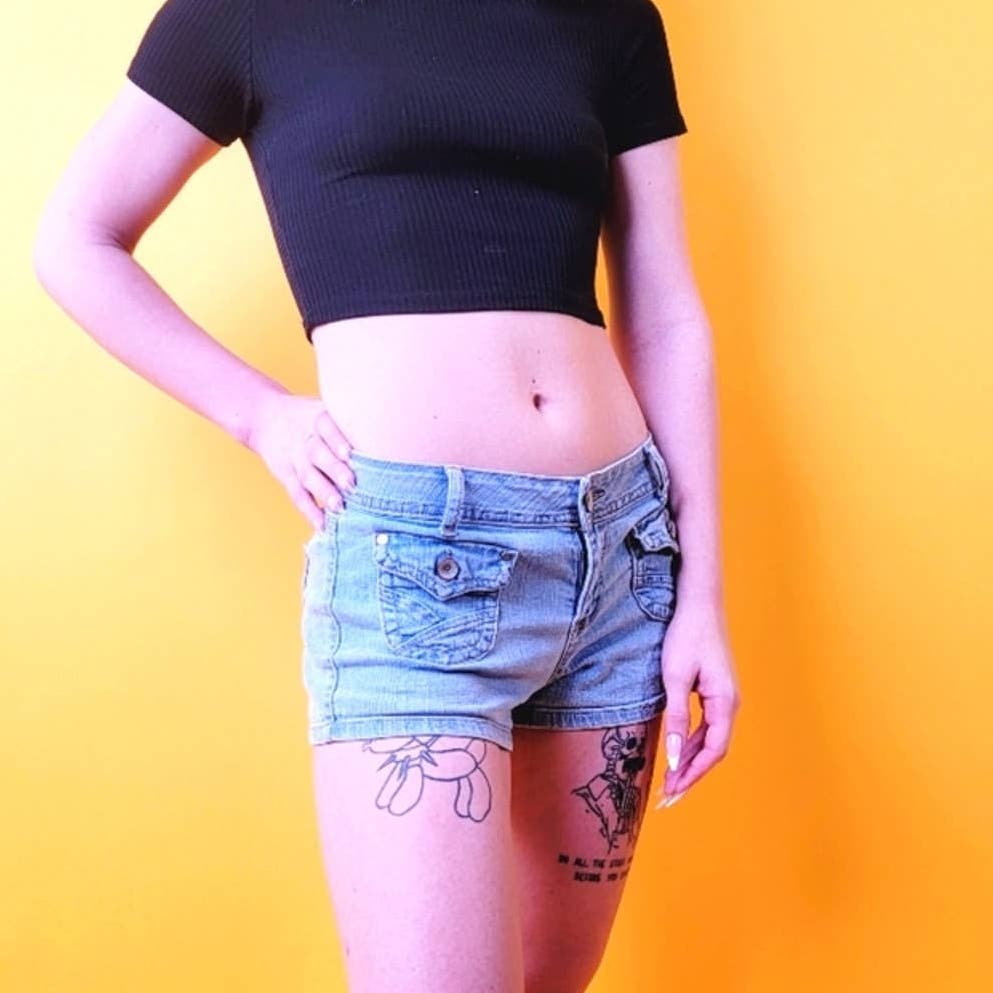 Lei Y2K Low Rise Patch Pocket Denim Shorts - 30 / 6