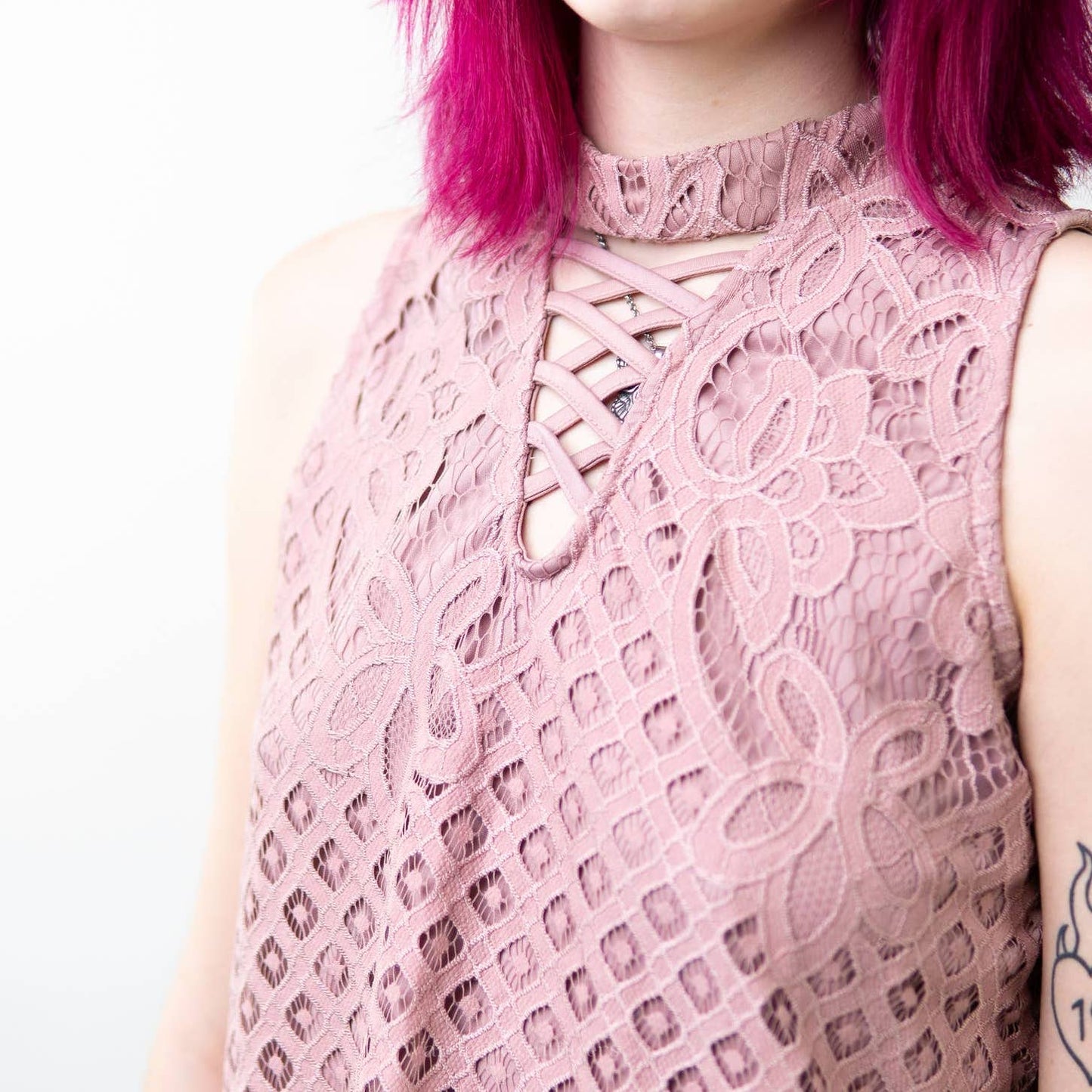 Makeup Blush Pink Eyelash Lace Short Choke Collar Tank Shirt - S