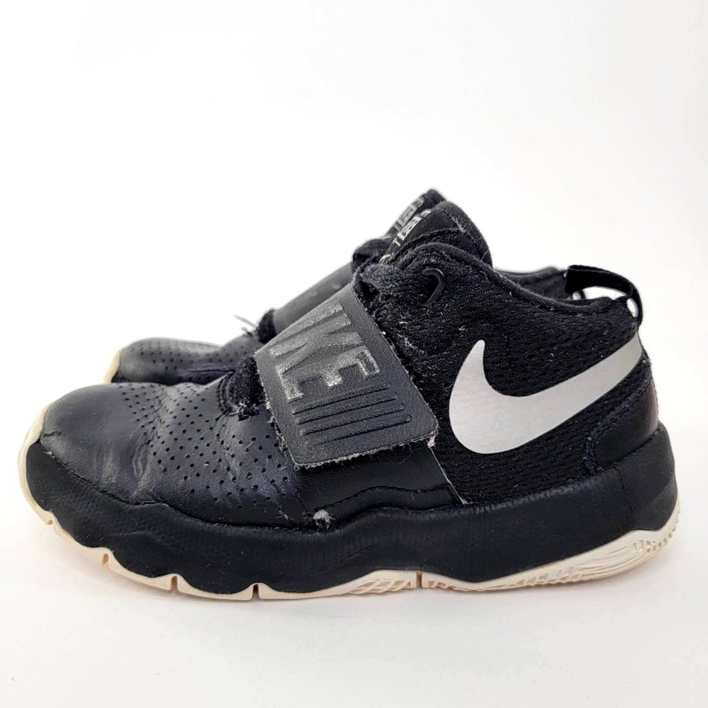 Nike Team Hustle D 8 (GS) Youth Athletic Shoes