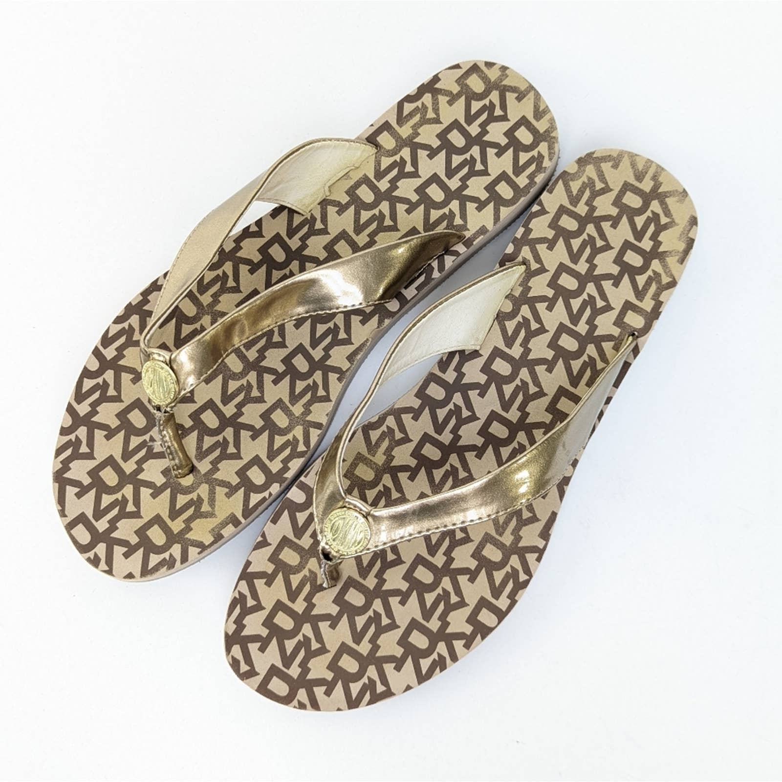 DKNY Logo Gold Flip Flop Slide Sandals - 9 – Wardrobe Outfitters